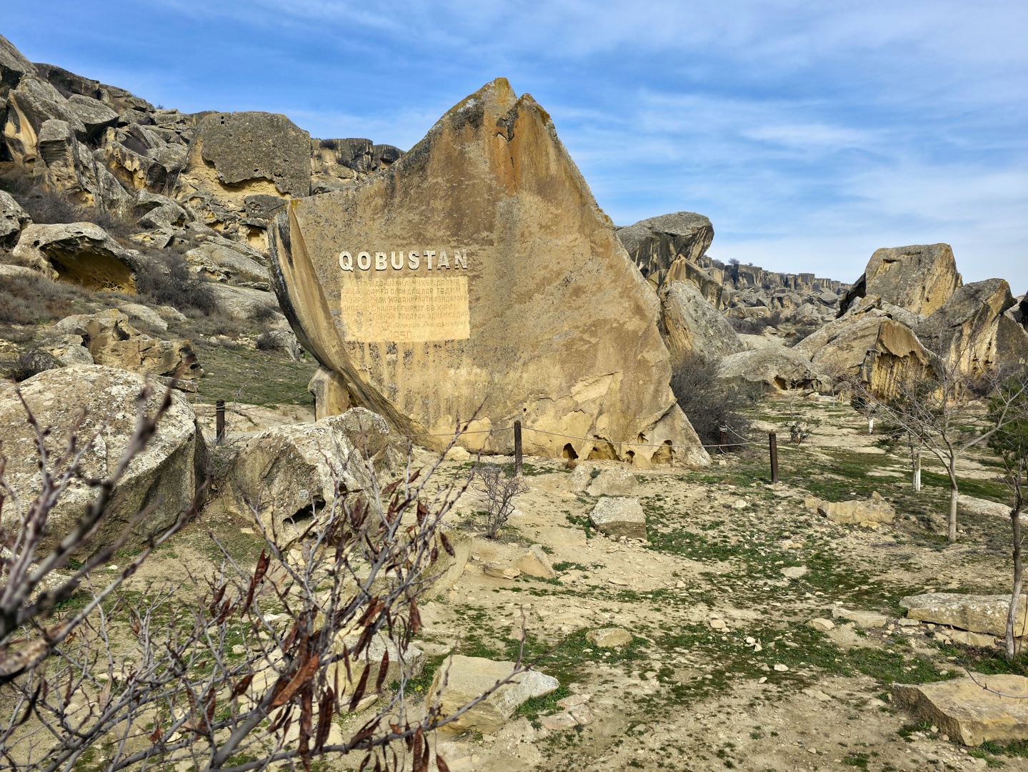 2026_02_03_Qobustan_skalní rytiny_003