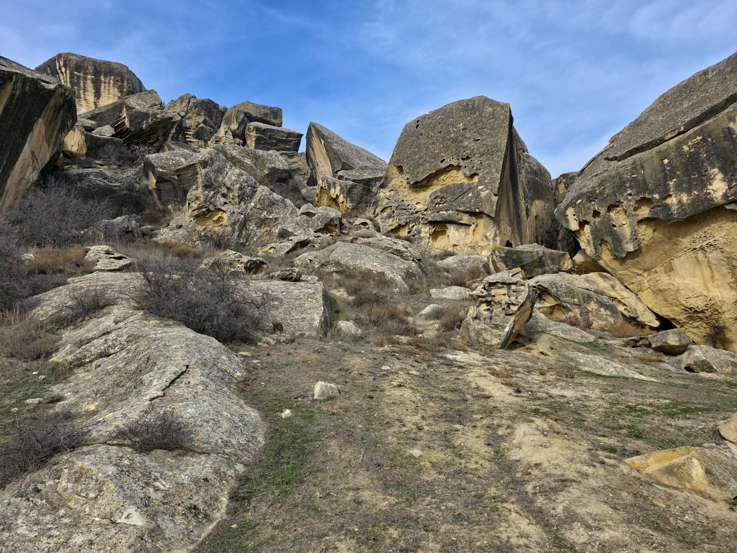 2026_02_03_Qobustan_skalní rytiny_004