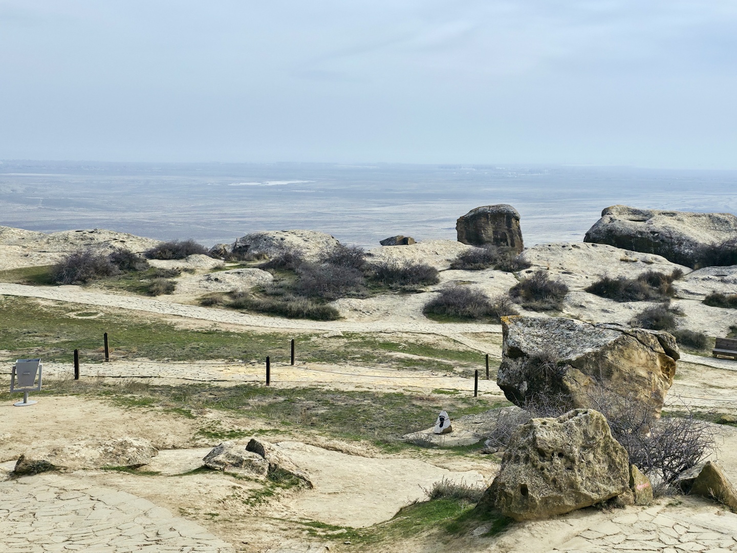 2026_02_03_Qobustan_skalní rytiny_023