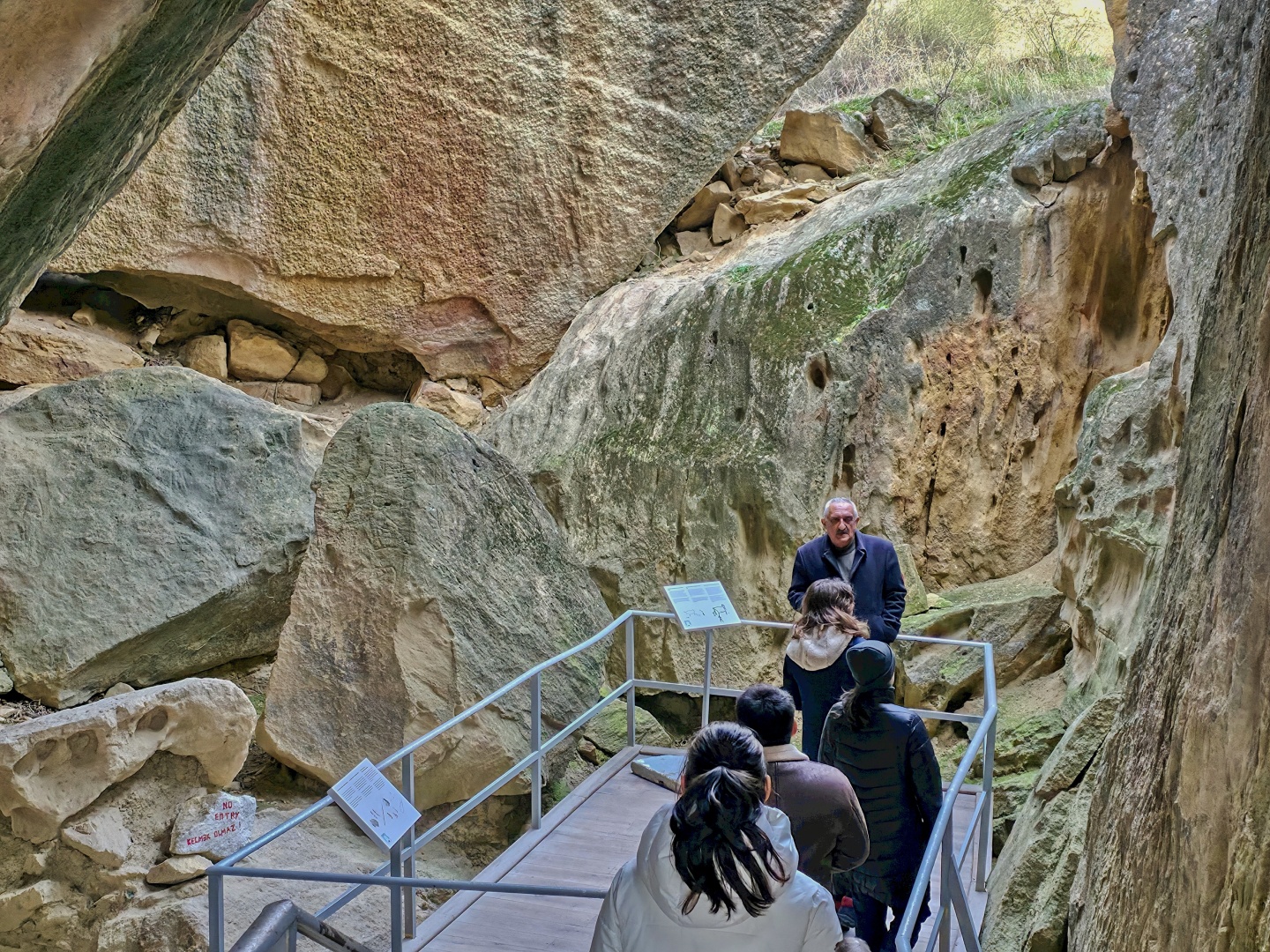 2026_02_03_Qobustan_skalní rytiny_026