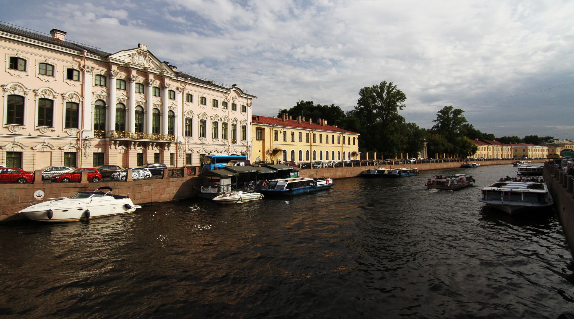 Nábřeží řeky Mojky