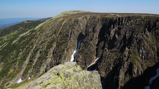 Sněžné jámy - úbočí (na horizontu Vysoké Kolo 1509 m. n. m.)